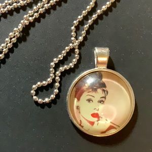 Silver Cabochon Necklace - Audrey Hepburn